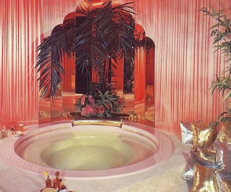 80s Bathroom, Estilo Kitsch, Sunken Tub, 80s Interior Design, 80s Art Deco, Jacuzzi Hot Tub, 80s Interior, Retro Interior Design, Deco Retro