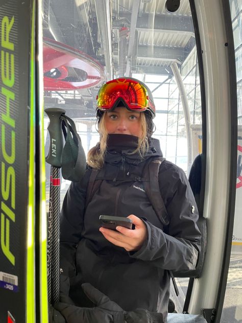 Female Snowboarder Fashion, Cute Ski Pictures, Skier Outfit, Apres Ski Outfits For Women, Ice Skating Outfit Casual, Women Snowboarding Outfits, Ski Hairstyle, Skiing Fits, Snowboard Women