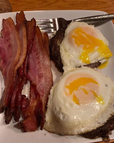 Beef Butter Bacon Eggs Diet, Carnivore Diet Ideas, Carnivore Diet Aesthetic, Carnivore Diet Meal Prep, Carnivore Aesthetic, Lunch With Eggs, Carnivore Burger, Keto Plates, Meat And Vegetable Diet