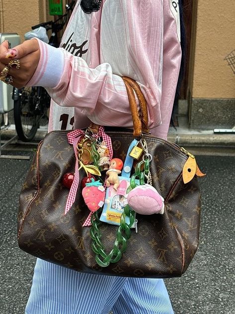 Trinket Bag Aesthetic, Bag Trinkets, Trinket Bag, Sac Louis Vuitton, Accessorize Bags, What In My Bag, Girly Bags, Jane Birkin, Bags Aesthetic