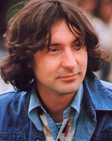 Nick Mason - Knebworth , 1975. Follow me:@pinkfloydaddiction if you love Pink Floyd! Thank you so much!!! #pinkfloyd #davidgilmour… Pink Floyd Members, Nick Mason, Pink Floyd Albums, Daisy Chains, Richard Williams, Pinky Swear, Pink Floyd Wall, King Crimson, John Denver