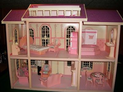 VINTAGE BARBIE 1990 MAGICAL MANSION + DOLLS + FURNITURE -THE WORKS !!! | #238249483 Bloxburg Barbie Mansion, Pink Barbie House, Barbie Mansion, Mansion Inside, Magical Mansion, Barbie Collectables, Barbie Houses, Doll Diorama, Barbie Dollhouse