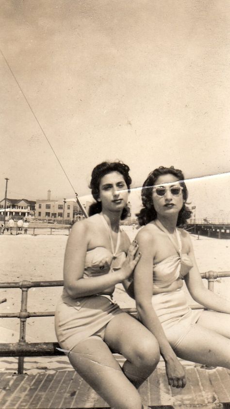 1940s Photos, Vintage Lesbian, Vintage Foto's, Fashion 1940s, Vintage Swimwear, Come Undone, Vintage Life, 1940s Fashion, Moda Vintage