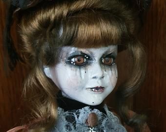 Creepy Doll Makeup, Dolls Creepy, Baby Zombie, Doll Horror, Macabre Decor, Horror Doll, Vintage Porcelain Dolls, Zombie Dolls, Spooky Eyes