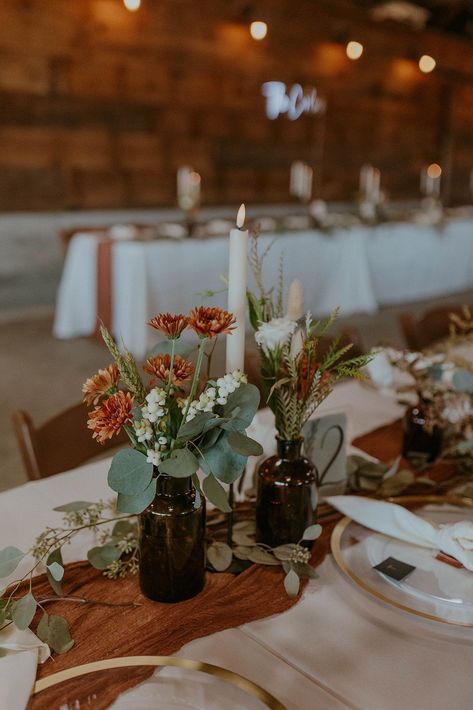 For their rustic meets modern wedding, Sarah and Kelton opted for simple neutral centerpieces with gorgeous boho flowers. Brown Vases Wedding, Rustic Lodge Wedding Decor, Sage Green And Rust Wedding Centerpieces, Fall Floral Arrangements Wedding Centerpieces, Simple Boho Wedding Arch, Wedding Table Simple Decor, Wedding Centerpieces Maroon, Rustic Wedding Decor Table Centerpiece, Center Piece Wedding Fall