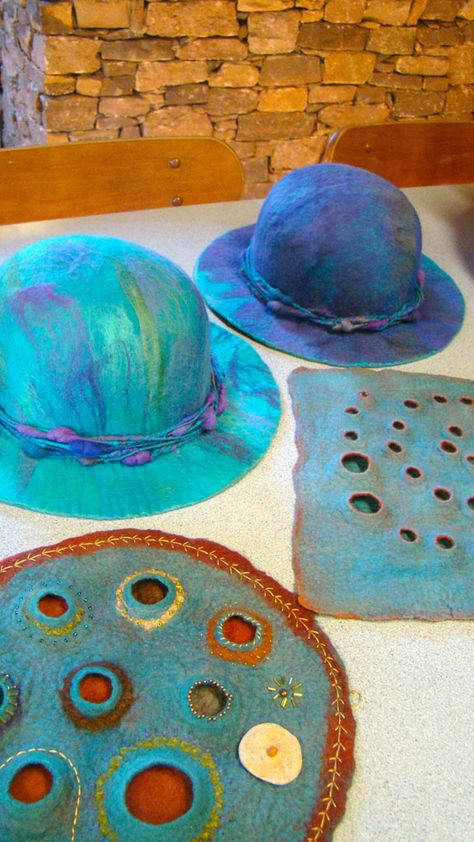 Loco Life of Lindy: Percolating Felting... Wow! Felted Hats, Felt Pictures, Felt Hats, Needle Felting Tutorials, Wet Felt, Felted Slippers, Felting Tutorials, Millinery Hats, Hat Ideas