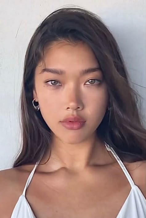 Models With Small Eyes, Wide Set Eyes Aesthetic, Wide Set Eyes Model, Small V Shaped Face, Narrow Face Aesthetic, Wide Lips Shape, Asian Nose Reference, Feminine Features Face, Fox Beauty Face