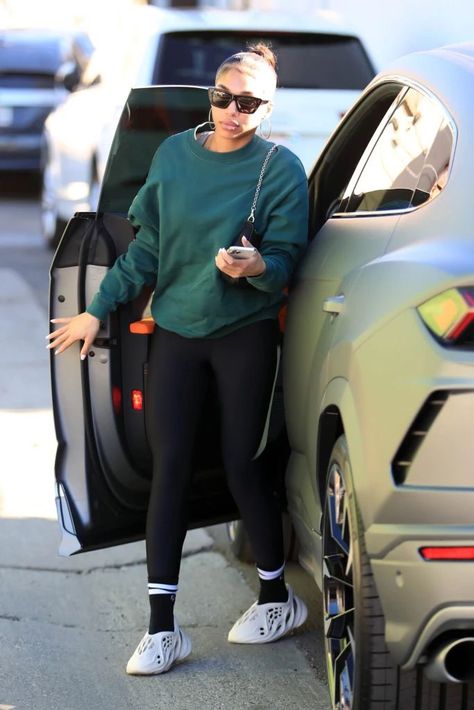 Green Sweatshirt Outfit, Dark Green Sweatshirt, Yeezy Foam Runners, Runners Outfit, Striped Tube Socks, Foam Runners, Outfits Sporty, Scene Style, Yeezy Foam