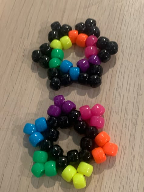 Kandi Ladder Stitch, Pony Bead Fidget, Kandi Star Ideas, Small Kandi Ideas, Scene Kandi Ideas, Cool Kandi Ideas, Kandi Singles Ideas Words, Simple Kandi Ideas, Pony Bead Star