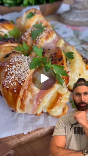 Food for your thoughts on Instagram: "🥐Quick ham and cheese croissants 🎥: @just_eat_delicious  🥐 Preheat oven to 200 degrees O/U and line a baking tray with baking paper  🥐Roll out 1 roll of fresh puff pastry 🥐 Spread 1 well-heaped tablespoon of sour cream 🥐season with some vegetable stock powder 🥐Place cooked ham on one half 🥐Place butter cheese on the ham 🥐Fold the other half of the dough over it 🥐cut into 6 pizza pieces 🥐Roll up into croissants 🥐put it on the sheet at a distance 🥐brush with an egg yolk 🥐Sprinkle with sesame/black cumin 🥐Bake in the preheated oven for 25-30 minutes 🥐 Let it cool down and enjoy . . . #croissant #croissants #blätterteig #puffpastry #puffpastryrecipes #baking" Ham And Cheese Croissants, Puff Pastry Croissant, Ham And Cheese Croissant, Cooked Ham, Cheese Croissant, Cheese Puff, Piece Of Pizza, Black Cumin, How To Cook Ham