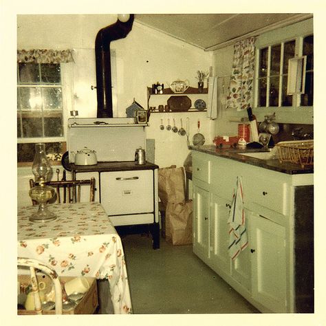 1950s Decor, Old Fashioned Kitchen, 1940s Home, 1950s Kitchen, Grandmas Kitchen, Vintage Tile, Black Lagoon, Kitchen Pictures, Grandmas House