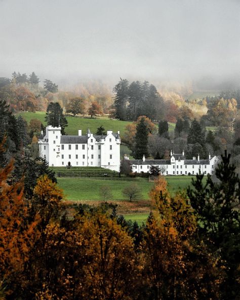 Oliver | Scotland🏴󠁧󠁢󠁳󠁣󠁴󠁿 (@olivergmlewis) • Instagram photos and videos Blair Castle, Castle Scotland, Scotland Castles, Ireland Vacation, Beautiful Architecture, Beautiful Buildings, Instagram A, Adventure Travel, Palace