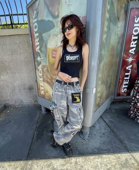 Punk Camo Outfit, Earthy Masculine Outfits, Messy Outfit, 2000s Punk Fashion, Vintage Grunge Outfits, Skater Outfits, Alt Outfits, Baggy Clothes, Camo Pants