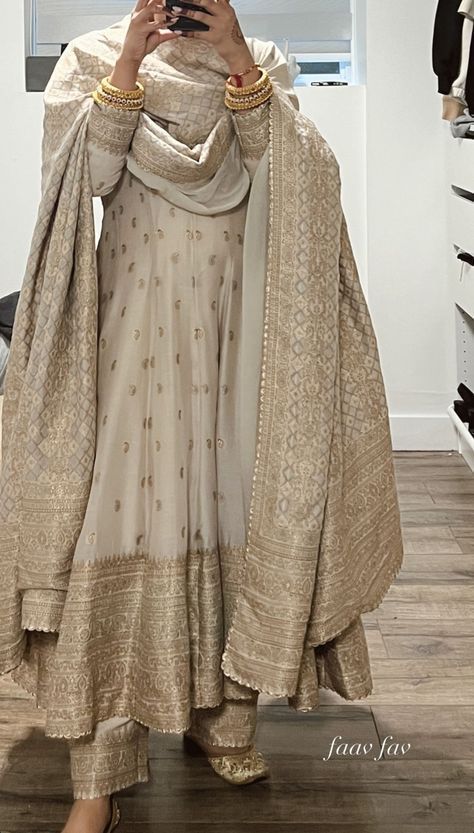 How To Style Anarkali Suits, Pakistani Banarsi Suits, Off White Sharara Suits, Banarsi Sharara Suit, Desi Dress Pakistani Outfits, Banarsi Suit Design Pakistani, Stylish Suit Designs For Women, Banarsi Anarkali Suits, New Pattern Dresses Indian