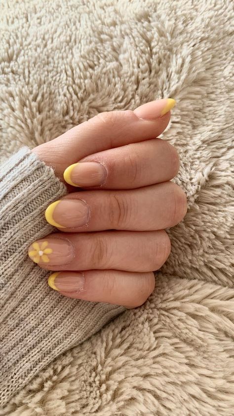 Simple Nail Designs Yellow, Simple Flower Acrylic Nails, Prom Nails Yellow, March Acrylic Nails, March Birthday Nails, Simple Yellow Nails, Flower Nails Yellow, Yellow Prom Nails, French Nails Yellow