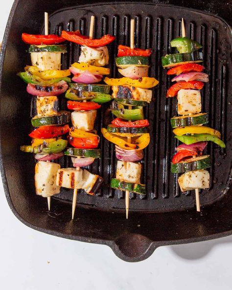 These yummy halloumi kebabs are super easy to make, yet they’re great for impressing family and friends at gatherings. Ready in only a few minutes! Couscous Recipes, Kebab Recipes, Natural Yogurt, Scotch Bonnet, Meat Substitutes, Grilled Veggies, Vegan Appetizers, Chilli Sauce, Kebabs