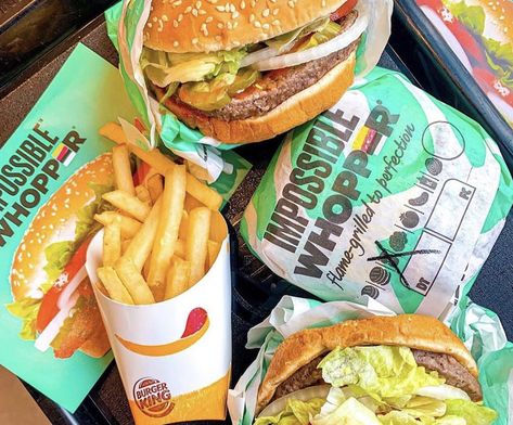 Impossible Whopper, Nutrition Website, Plant Based Burgers, Impossible Burger, Vegan Fast Food, Vegan Guide, King Food, Fast Food Chains, Food Chain