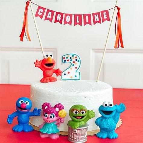 Erica James-Maker & Shop Owner on Instagram: “Can you tell me how to get....how to get to Sesame Street? 💛🎶💚 Toys on Cakes is my absolute favorite cake decorating hack 🎂 @megndoss…” Sesame Street 2nd Birthday, Sesame Street Birthday Cakes, Sesame Street Cake, Decorate A Cake, Elmo Cake, White Birthday Cakes, Name Cake Topper, Elmo Birthday Party, Second Birthday Ideas