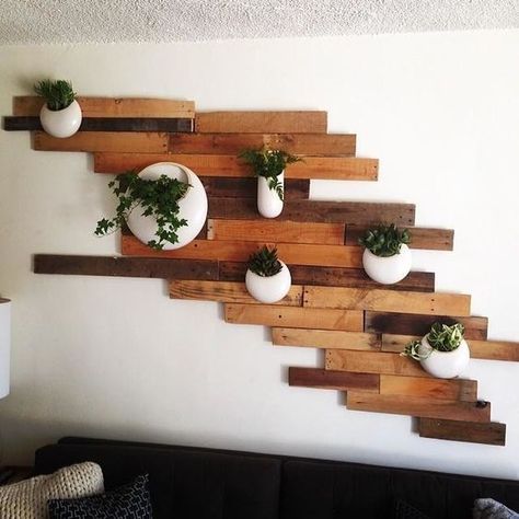 Más madera y plantas, aunque esta sería para interior Diy Wooden Wall, Diy Wall Planter, Vertical Wall Planter Pots, Ceramic Wall Planters, Vertical Wall Planters, Diy Wand, Fa Fal, Plank Walls, Recycled Pallet