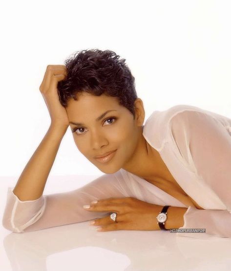 Halle Berry Aesthetic, Halle Berry 90s, Hailey Berry, 90s Short Hairstyles, Halle Berry Short Hair, Berry Aesthetic, Halle Berry Pixie, 90s Black Culture Aesthetic, Pixie Aesthetic