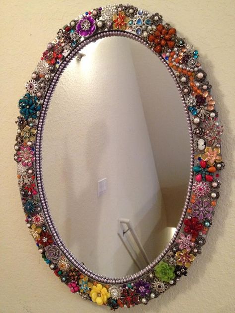 beaded mirror Diy Jewelry Mirror, Mirror Frame Ideas, Diy Mirror Frame, Old Jewelry Crafts, Vintage Jewelry Diy, Beaded Mirror, Mirror Frame Diy, Vintage Jewelry Ideas, Vintage Jewelry Repurposed