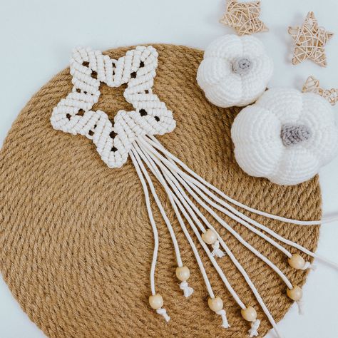 Check full tutorial through in my Youtube Channel! Macrame Christmas Decor, Star For Christmas, Macrame Star, Macrame Plant Hanger Tutorial, Simple Macrame, Macrame Knots Tutorial, Macrame Christmas, Macrame Wall Hanging Diy, Macrame Wall Hanging Patterns