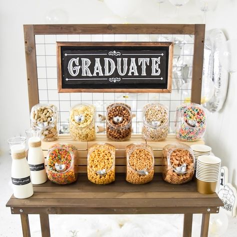 Brunch Ideas For Grad Party, Brunch Ideas Graduation Party, Diy Breakfast Bar Ideas, Party Snack Bar Ideas, Snack Bar For Party, Graduation Breakfast Ideas, Cereal Set Up, Grad Party Breakfast Ideas, Graduation Party Breakfast Ideas