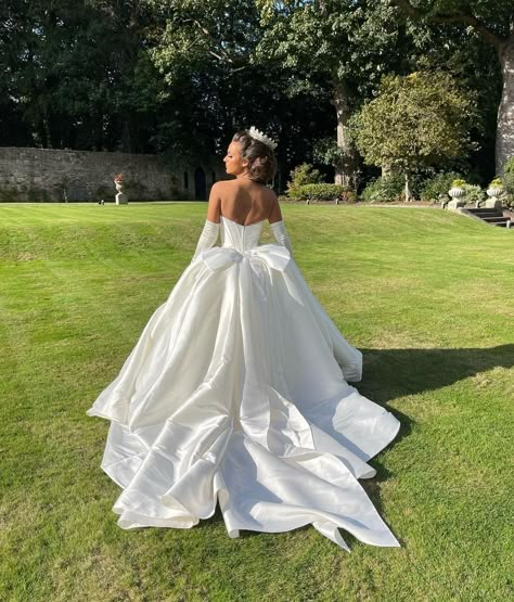 𝒫𝒾𝓃: 𝑔𝑜𝓁𝒹𝓈𝒽𝑜𝓇𝓉𝓎 💌 Ball Gown Wedding Dress With Gloves, Cinderella Inspired Wedding Dress, Princess Ballgown Wedding Dresses, Wedding Dresses With Gloves, Princess Wedding Dresses Ball Gown Fairytale, Wedding Dress With Gloves, Poofy Wedding Dress, Wedding Dress Gloves, Cake Bride