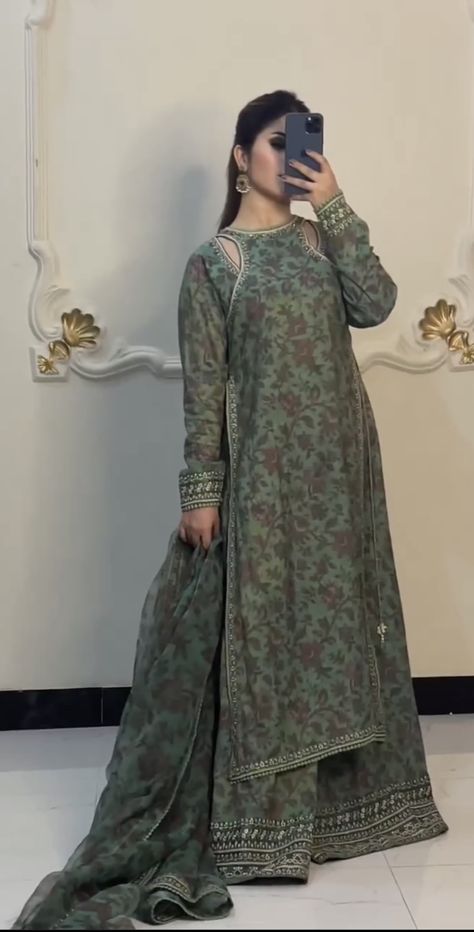 Dress Design Pakistani, Summer Fashion Dresses Casual, Eid Outfit Ideas, Simple Dress Casual, Eid Dress, Kameez Designs, Eid Outfit, Latest Dress Design, Neck Designs For Suits