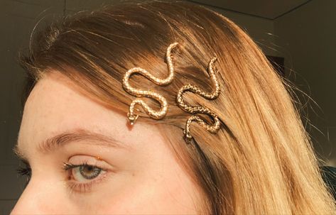 Snake Hair Piece, Snake Hair Clip, Snake Hair Accessories, Snake Hairstyle, Snake Hair Pin, Spooky Outfits, Taylor Concert, Snake Hair, Hair Brooch