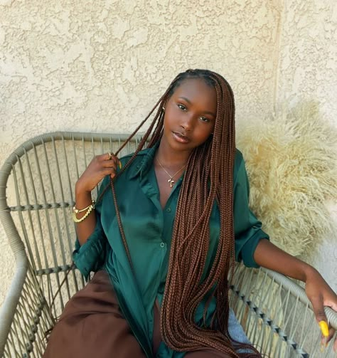 Brown Braids For Black Women Dark Skin, Colored Knotless Braids On Dark Skin, Colored Braids On Dark Skin, Back To Black Hair, Blonde Knotless, Brown Box Braids, Brown Braids, Colored Box Braids, Colored Braids