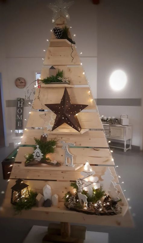 40 Ideas to Get a Modern Wooden Christmas Tree This Year Pallet Wood Christmas, Pallet Christmas Tree, Pallet Christmas, Classic Christmas Tree, Wooden Christmas Tree, Dollar Tree Christmas, Unique Christmas Trees, Wood Christmas Tree, Christmas Decorations Diy Outdoor