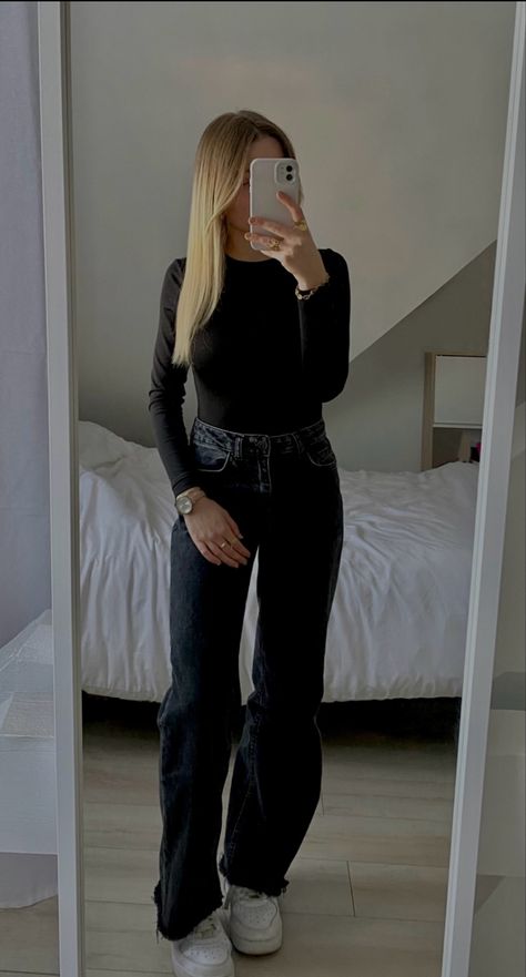 Outfit With Straight Leg Jeans, Outfit Jeans Noir, Black Slim Jeans Outfit, Slim Girls Outfit Style, Winter Outfit Ideas For Teens, Outfit Jean Noir, Outfit Jean Bleu, Flare Jeans Winter, Black And White Fits