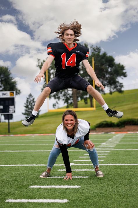 Family Sports Pictures, Mom And Son Senior Football Photo Ideas, Football Mom And Son Pictures, Mom And Son Senior Pictures Photo Ideas, Senior Mom Football Pictures, Football Jersey Photoshoot Ideas, Mom And Football Player Pictures, Senior Football Pictures With Mom, Mom/son Football Pictures