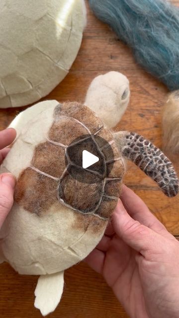 Needle Felt Turtle, Wet Needle Felting, Free Needle Felting Patterns, How To Felt Animals, Beginner Needle Felting Projects, How To Needle Felt, Felted Turtle, Felt Needling, Needle Felting Animals