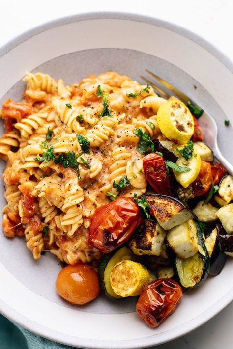 Cheesy Rotini Pasta, Pasta With Roasted Vegetables, Healthy Pasta Dishes, Roasted Vegetable Pasta, Resep Pasta, Rotini Pasta, Vegetable Pasta, Healthy Pastas, Meatless Meals