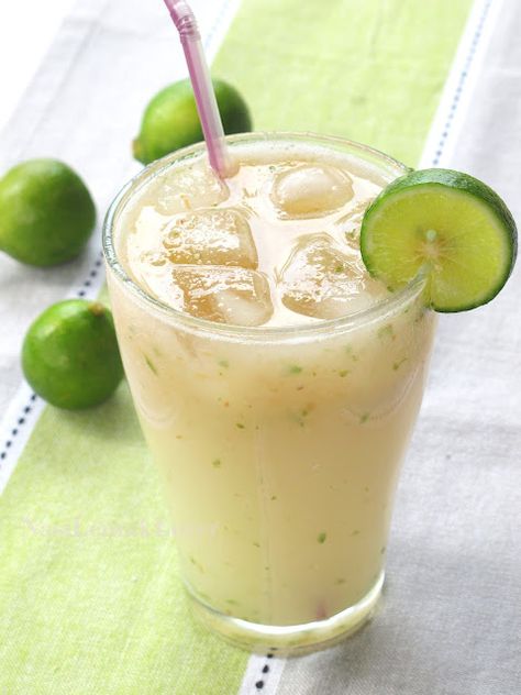 Lychee and Lime Soda drink Fruity Vodka Drinks, Soda Drinks Recipes, Breakfast Juice, Lychee Fruit, Cocktail Drinks Alcoholic, Soda Drink, Cocoa Recipes, Homemade Syrup, Fresh Drinks