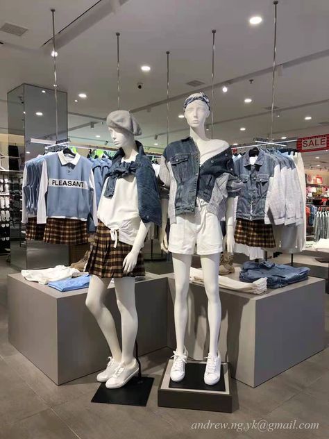 Visual Merchandising Trends 2023, Manequin Ideas Display, Clothes Shop Design, Denim Display, Visual Merchandising Fashion, Clothing Store Displays, Clothing Store Interior, Retail Space Design, Clothing Store Design