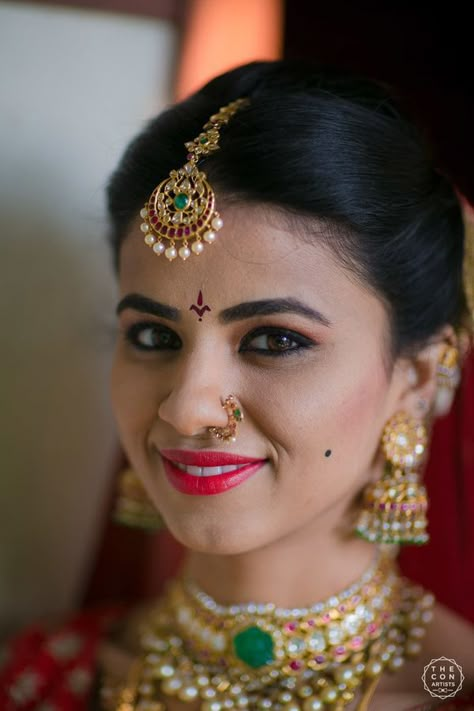 Gorgeous Hyderabad Wedding With A Bride In Beautiful Kanjeevarams! Pretty Lehengas, Gold Buttalu, Papidi Billa, Hyderabad Wedding, Bindi Designs, Tika Jewelry, Tikka Designs, Mang Tika, Temple Jewellery Earrings