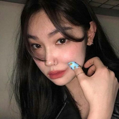 Girls With Nose Piercing, Septum Nose Piercing, Nose Piercing Hoop, Nose Piercing Stud, Freaks And Geeks, Piercings For Girls, Girl Korean, Types Of Piercings, Swag Outfits For Girls