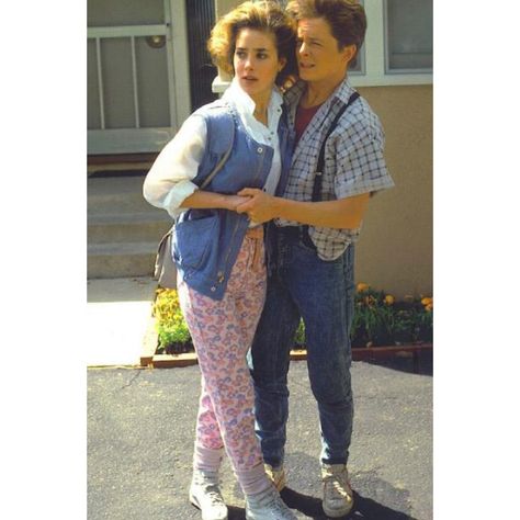 Jennifer Parker Costume - Back to the Future Check more at https://costumerocket.com/jennifer-parker-costume/ 80s Fashion Essentials, Back To The Future Fashion, Lorraine Back To The Future, Back To The Future Inspired Outfits, 1980s Casual Fashion, 80s Sitcom Fashion, Back To The Future Costume Family, Back To The Future Family Costume, Back To The Future Outfit Ideas