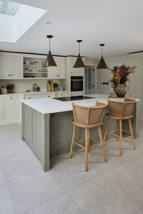 24 grey kitchen ideas to inspire you Country Style Open Plan Kitchen, Grey Kitchen Floor, Open Plan Kitchen Dining Living, Kitchen Layout Plans, Open Plan Kitchen Dining, Open Plan Kitchen Living Room, General Ideas, Kitchen Dining Living, Kitchen Extension