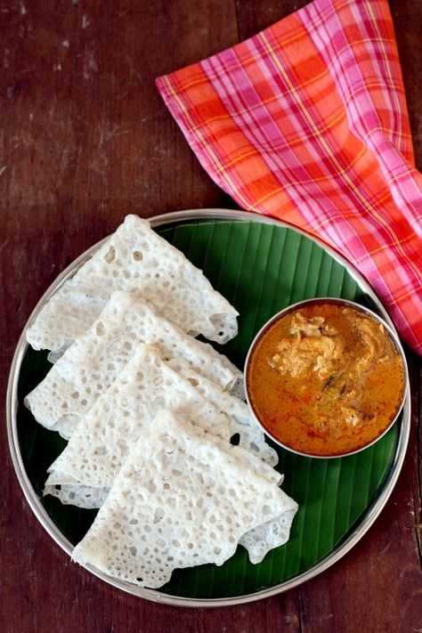 Learn how to make Neer dosa recipe with chicken curry, a Mangalore style speciality. Easy South Indian breakfast dish prepared with rice & coconut. Neer Dosa Recipe, Neer Dosa, Indian Food Blog, Spicy Tomato Chutney, Rice Coconut, South Indian Breakfast, Recipe With Chicken, Desi Street Food, Indian Breakfast Recipes