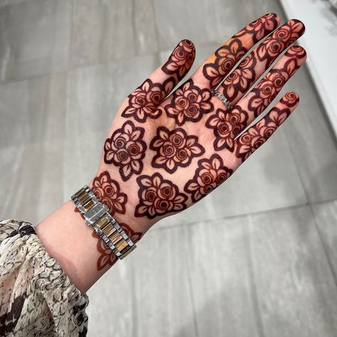 Minimal Bridal Henna design Casual Mehendi Designs, Easy Rose Mehndi Designs, Mehndi New Designs Unique, Aesthetic Front Hand Mehndi, Mehandi Designs For Hands Simple 2024, Front Mehendi Designs Simple, Mehndi Rose Designs, Rose Mehndi Designs Simple, Mehendi Designs Stylish