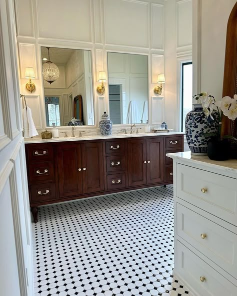 Colonial Bathroom Ideas, English Bathroom, Colonial Bathroom, House With Land, Masculine Bathroom, New Bathroom, Bathroom Renos, Bathroom Remodel Master, Craftsman House