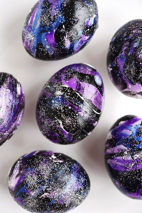 These galaxy Easter eggs made with nail polish and glitter are SO COOL and crazy fun to make! This is such a fun Easter craft to try and a totally different way to decorate your Easter eggs! Each one is completely unique and beautiful! Such a great galaxy craft and a stunning idea for Easter decorations! 4th Grade Homeschool Ideas, Galaxy Easter Eggs, Easter Crafts Diy Kids, Galaxy Crafts, One Little Project, Easter Bunny Treats, Creative Easter Eggs, Easter Vibes, Diy Galaxy