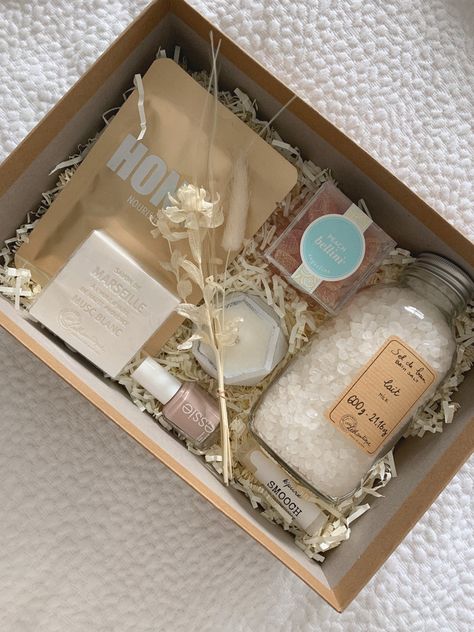 Boho dried floral neutral themed bridesmaid proposal box 🌾 Bridesmaid Proposal Greenery, Spa Bridesmaid Proposal, Boho Gift Box Ideas, Neutral Bridesmaid Proposal Boxes, Bridesmaid Proposal Ideas Unique Boho, Thank You Box Ideas, Boho Bridesmaid Proposal Box Ideas, Boho Hamper, Bridesmaid Proposal Boho