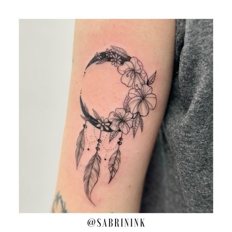 Moon with flowers and feathers delicate tattoo 🌙💐🪶 #finelinetattoo #moontattoo #delicatetattoo Moon Dreamcatcher Tattoo, Sag Sign, Moon With Flowers, Flowers And Feathers, Moon Dreamcatcher, Dream Catcher Tattoo, Delicate Tattoo, Feather Tattoo, Moon Flower