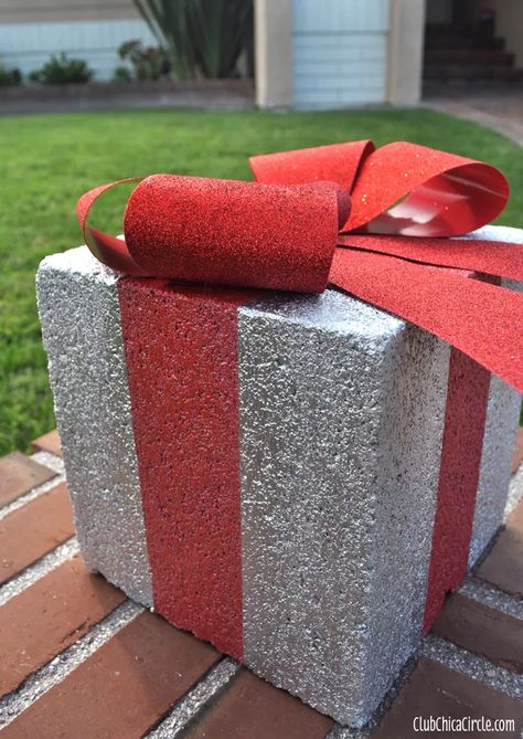 Best Outdoor Christmas Decorations, Diy Christmas Yard Decorations, Garden Christmas Decor, Diy Outdoor Lighting, Christmas Yard Decorations, Holiday Gift Box, Christmas Tree Painting, Christmas Decorations Diy Outdoor, Outdoor Diy Projects