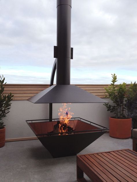 Fire Pit Chimney, Diy Fire Pit Ideas, Fire Pit Party, Outside Fire Pits, Deck Fire Pit, Natural Gas Fire Pit, Outdoor Fire Pit Designs, Outdoor Fireplace Designs, Metal Fire Pit